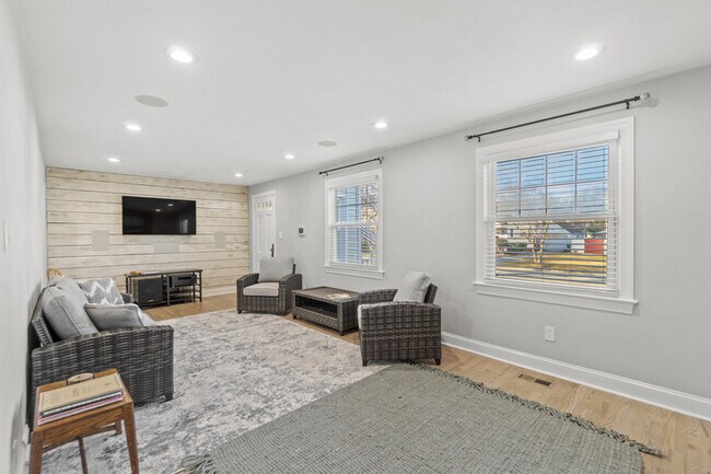 Photo - 405 Farrell St