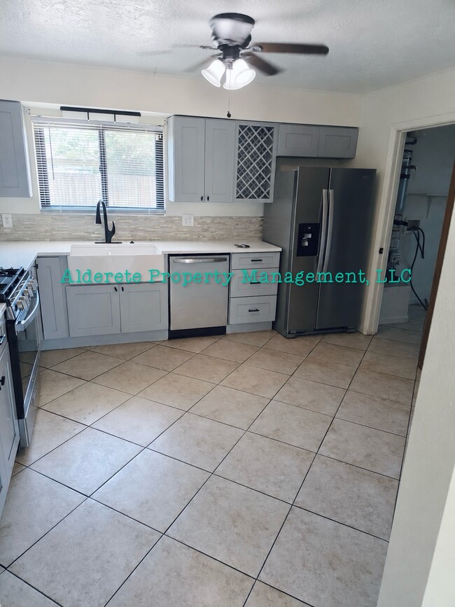 Photo - 208 Cromwell Ave SE