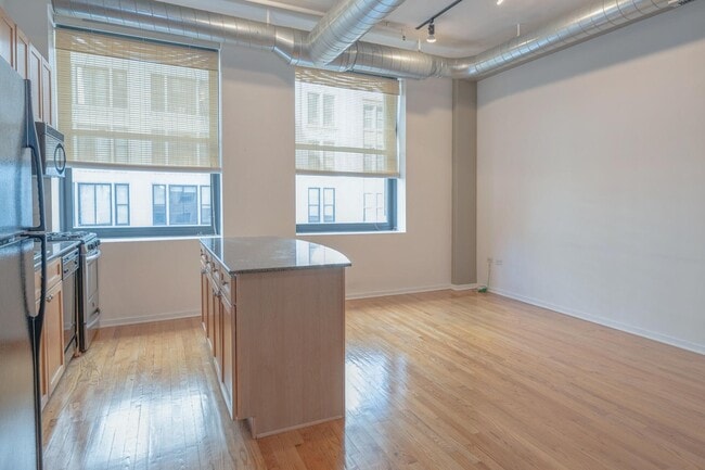 Photo - 6 E Monroe St