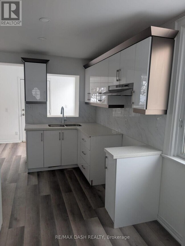 Photo - 547 Glencairn Ave