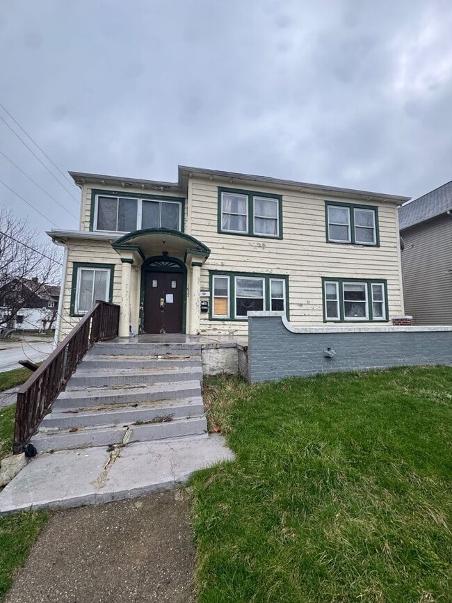 Building Photo - 1633 Eddington Rd Unit 1