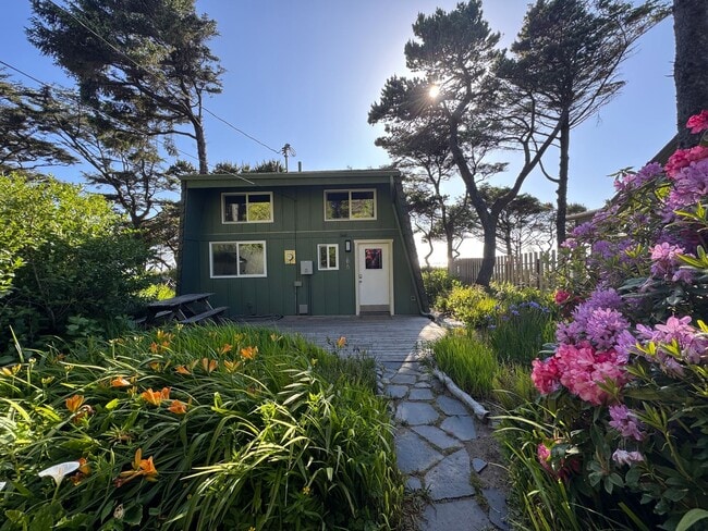 Building Photo - Beautiful Ocean Front Home in Seal Rock!