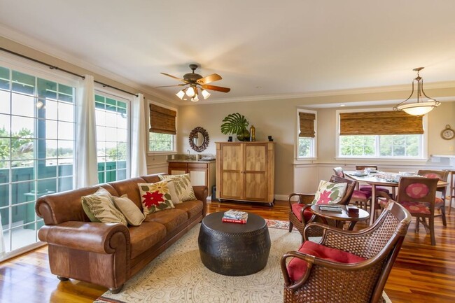 Building Photo - Estate on 1 acre 3 bedroom 2.5 baths and a... Rental