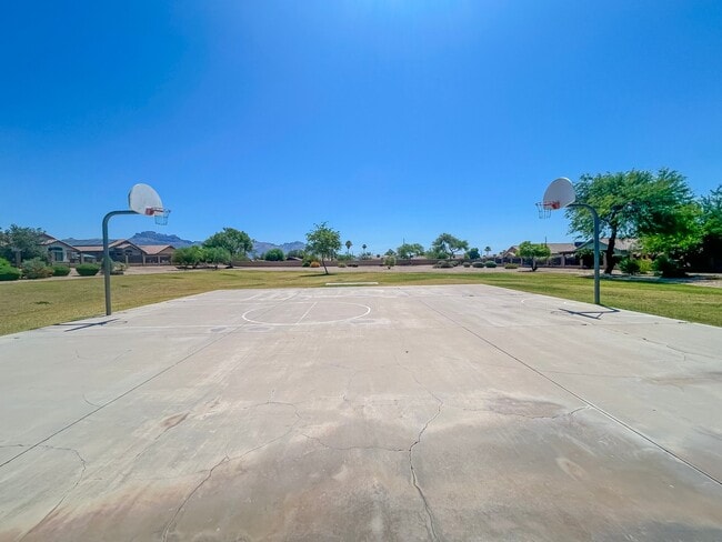 927 E Yuma Ave