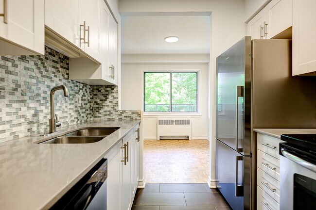 Building Photo - 4555 Av. Bonavista Unit 406