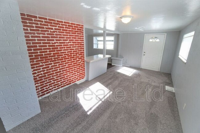 Photo - 2235 Iris St