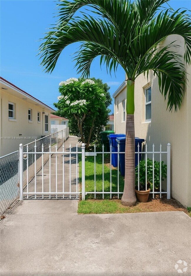 Building Photo - 3655 SW 24th Ter Unit 3657 Rental