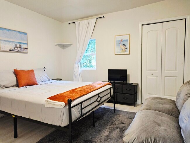 Photo - 719 Briggs St