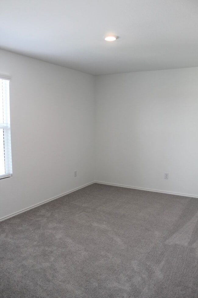 Photo - 5 bedroom, 3 bath, and over 2000 sqft!!!!