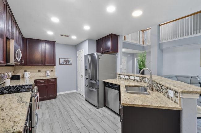 Photo - 6850 Thistle Hill Way