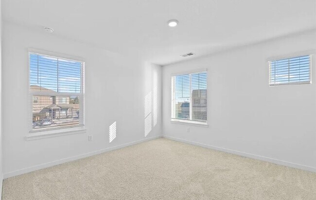 Building Photo - Shared Bathroom Room 3