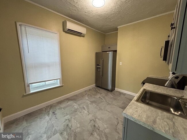 Photo - 130 E 4th St