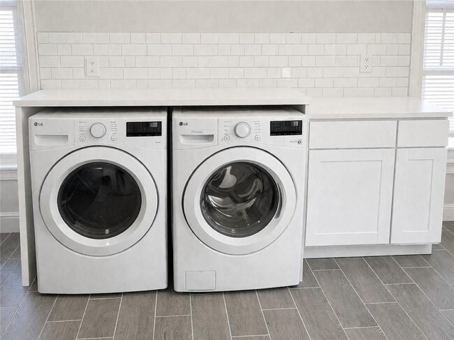 Photo - 71 E George St