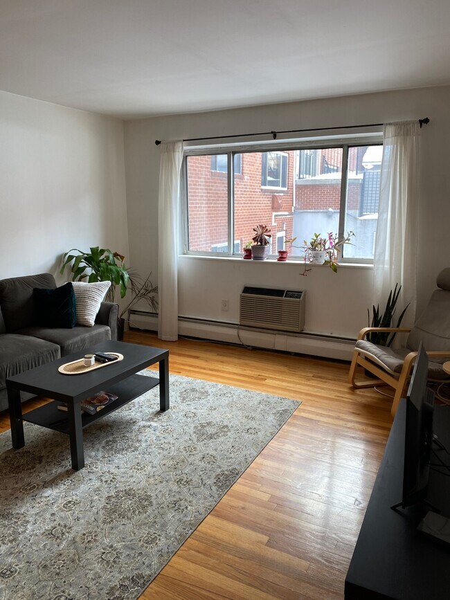 Photo - 245 Kelton St