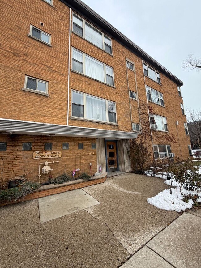 Building Photo - 7400 N Sheridan Rd Unit 2A