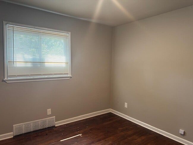 Photo - 4845 University Pl