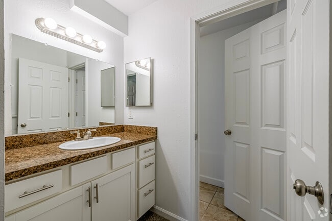 2BR, 1BA - 981SF - Primary Bathroom