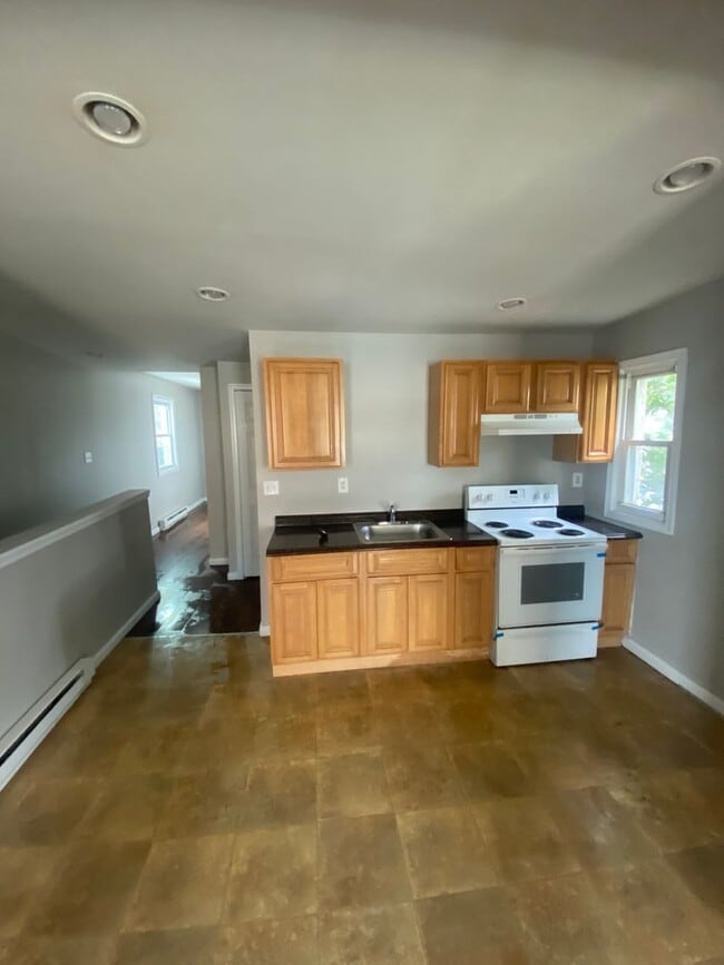 Building Photo - 1836 E Atlantic St Unit 2nd Floor