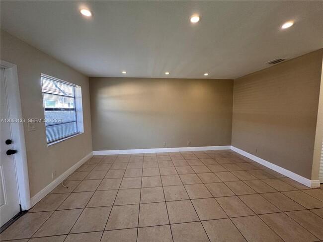 Building Photo - 407 NW 7th Ct Unit S