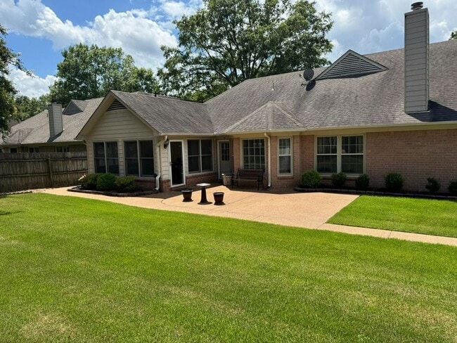Photo - Large 3 bedroom home in the heart of Colliervile!