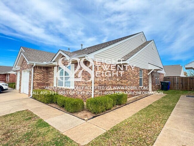 Building Photo - ADORABLE East Norman 3 Bed/2 Bath Duplex A...