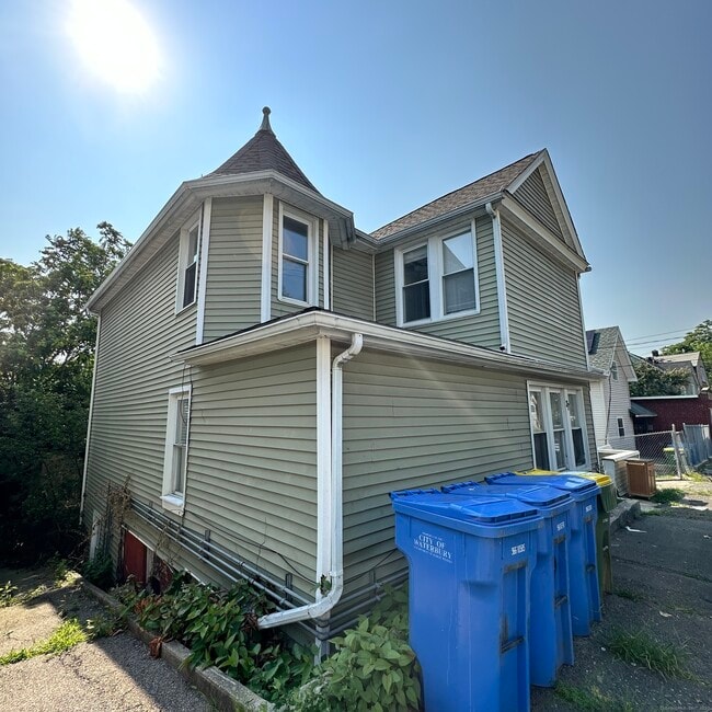 Building Photo - 27 Manhan St Rental
