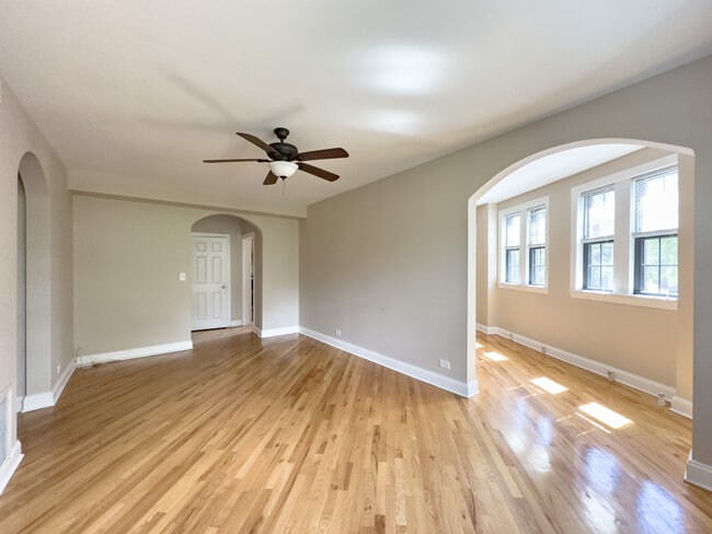 Building Photo - 913 Green Bay Rd Unit J07P