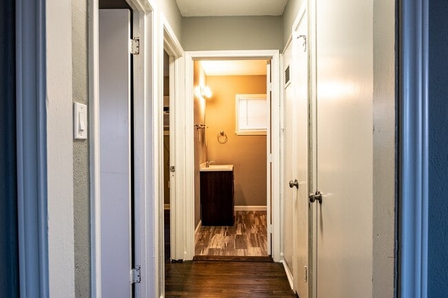 Building Photo - 5532 Eskridge St Unit 6