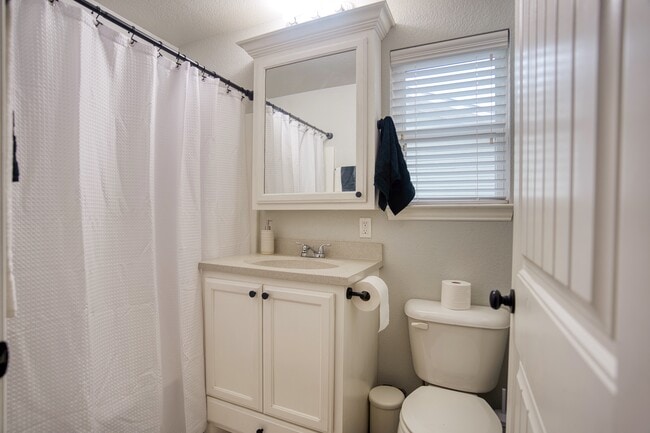 Building Photo - 311 W Bond St Rental
