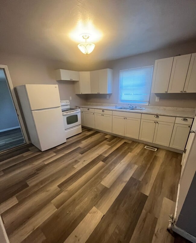 Photo - Gorgeous renovated 3 bedroom house!