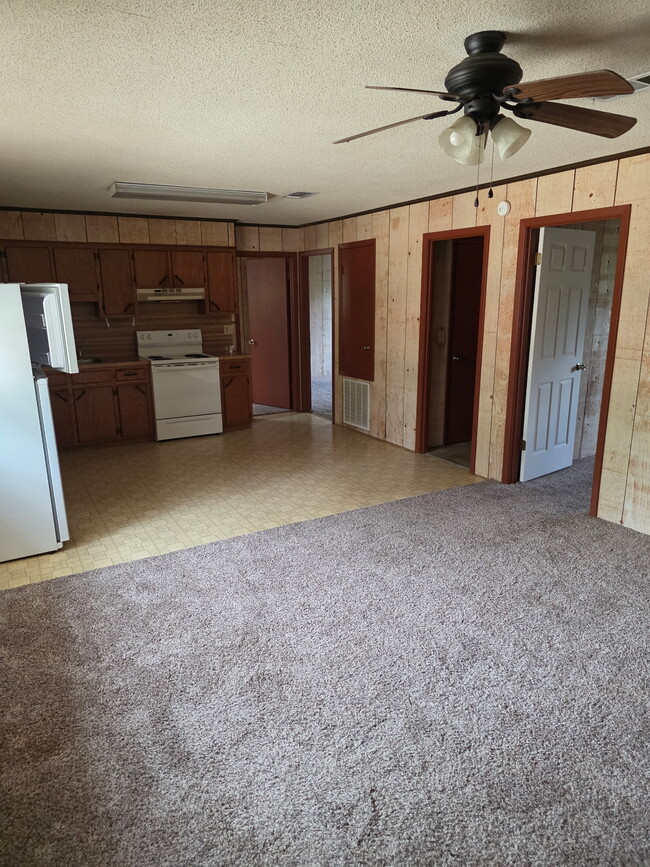 Building Photo - Oak Ridge Apartment Unit 19