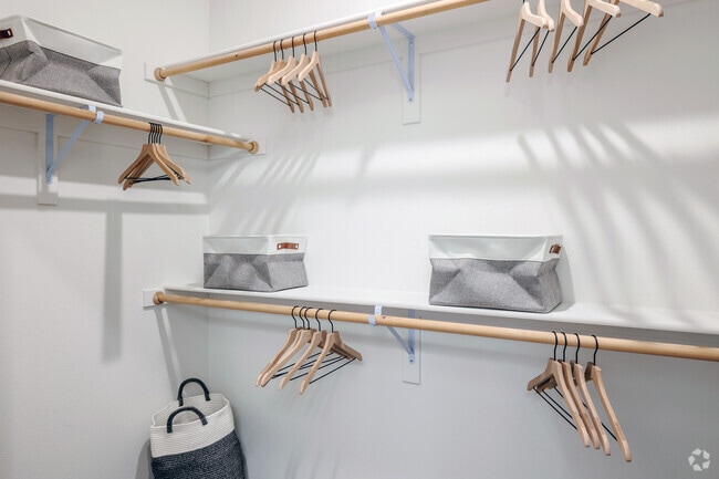 2BR, 2BA - 1,067SF - Closet