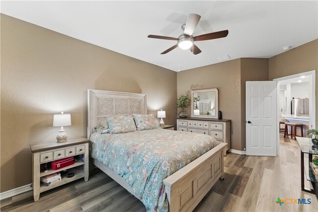 Photo - 304 Dakota Crk