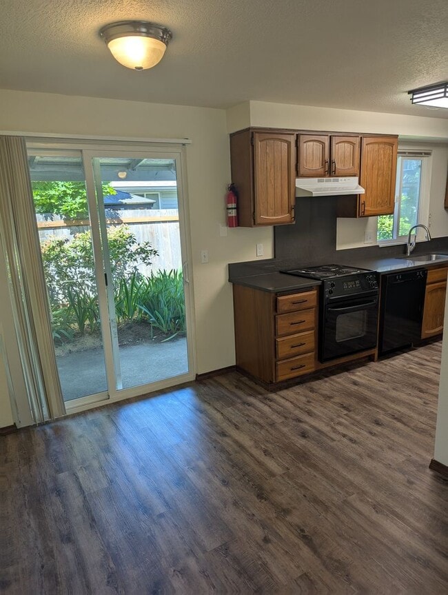 Albany Duplex - Albany Duplex Apartment Unit 1585 23rd CT SE