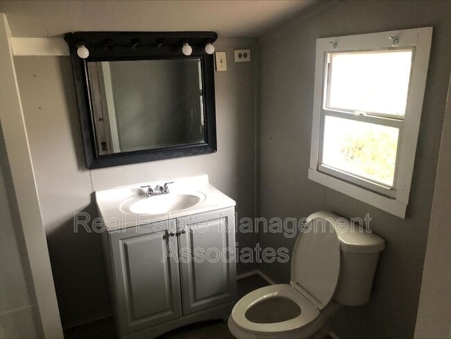 Photo - 104 Grady St