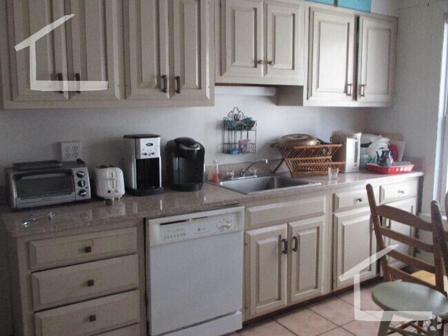 Building Photo - 9/1 Oversized 5BR/2BA near Green Line, Pac... Rental
