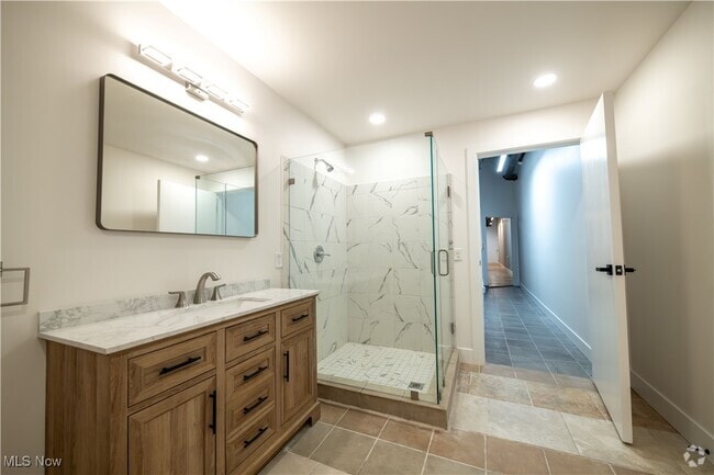 Building Photo - 635 W Lakeside Ave Unit 100 A1 Rental