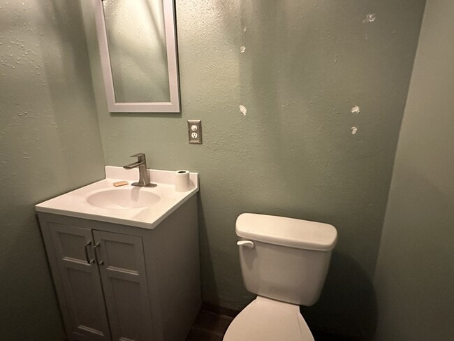 Photo - 2202 Monitor St