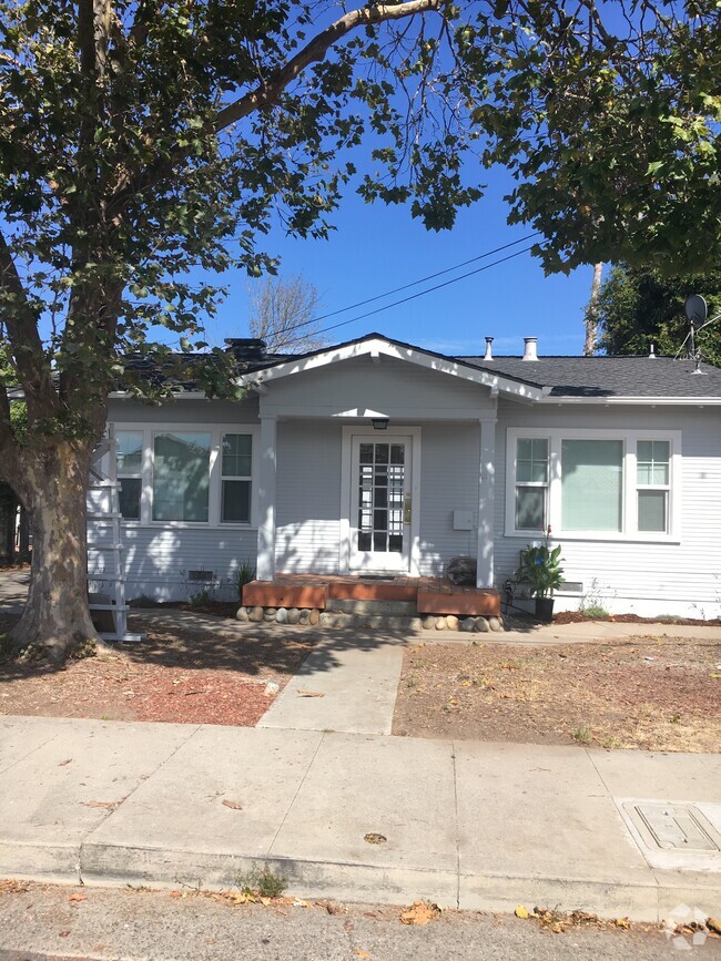 Building Photo - 824 Sumner St Rental