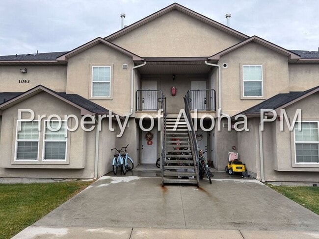 Building Photo - 1053 W Pine Ave