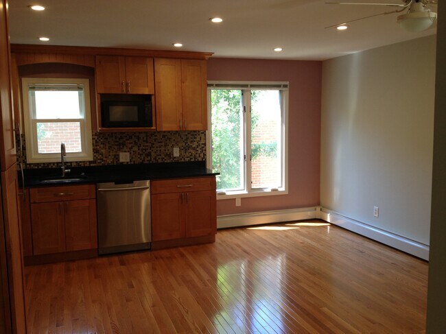 Photo - 212 Charles St