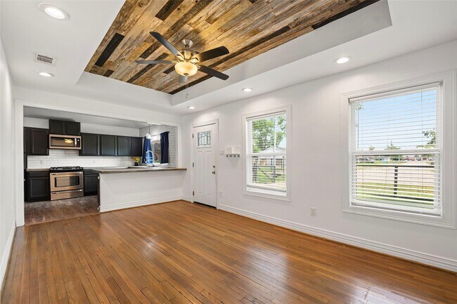 Photo - 706 Jerry St