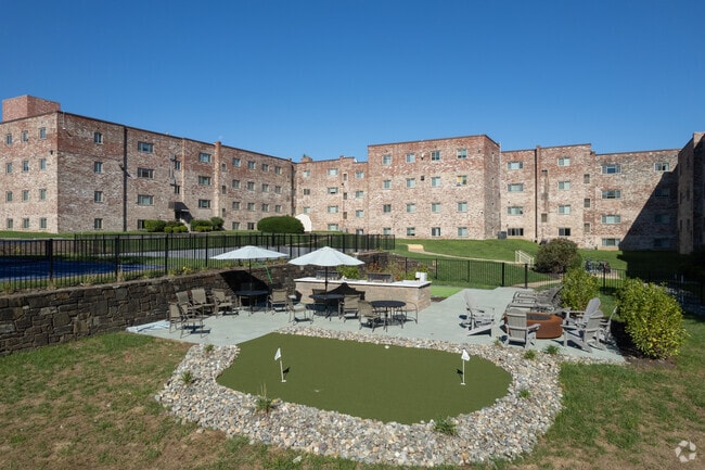 Salón en el exterior - Ridge Carlton Apartments