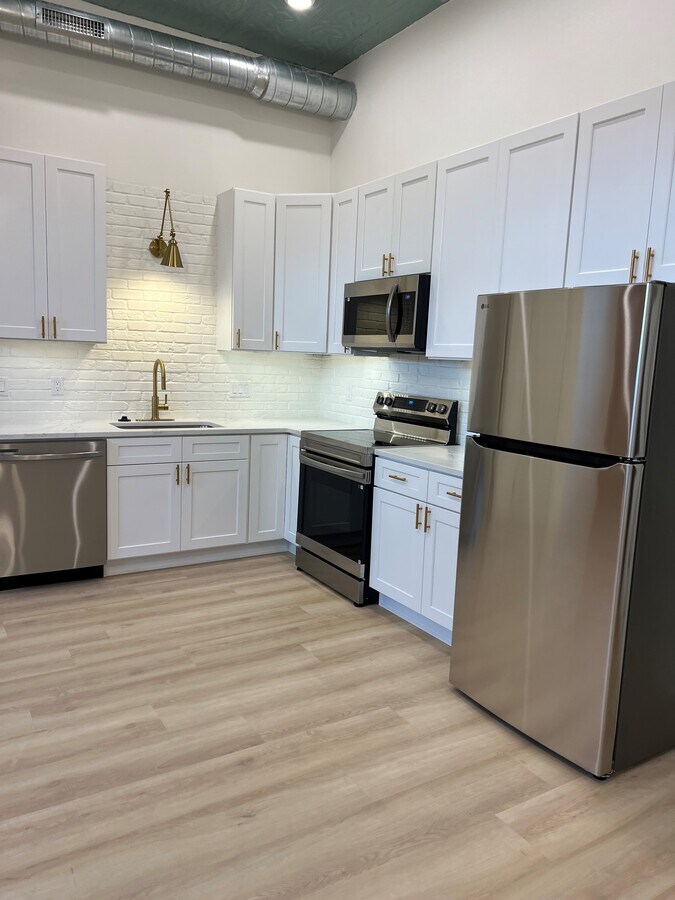 Photo - 113 E Broadway St Apartments