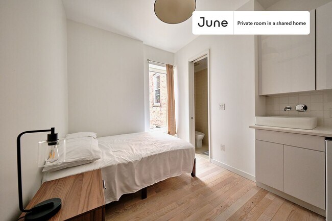 Room in Shared 4 bed/4 bath home in Ditmas Park