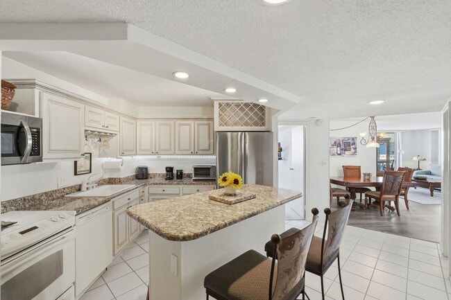 Photo - Beautiful 2/2 Bayshore Condo!