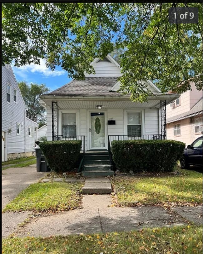 Building Photo - Cute 2 Bedroom with Backyard and Basement Rental