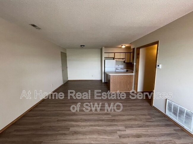Photo - 2850-2862 S Rogers