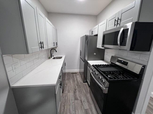 Building Photo - 626 E 6th St Unit 3
