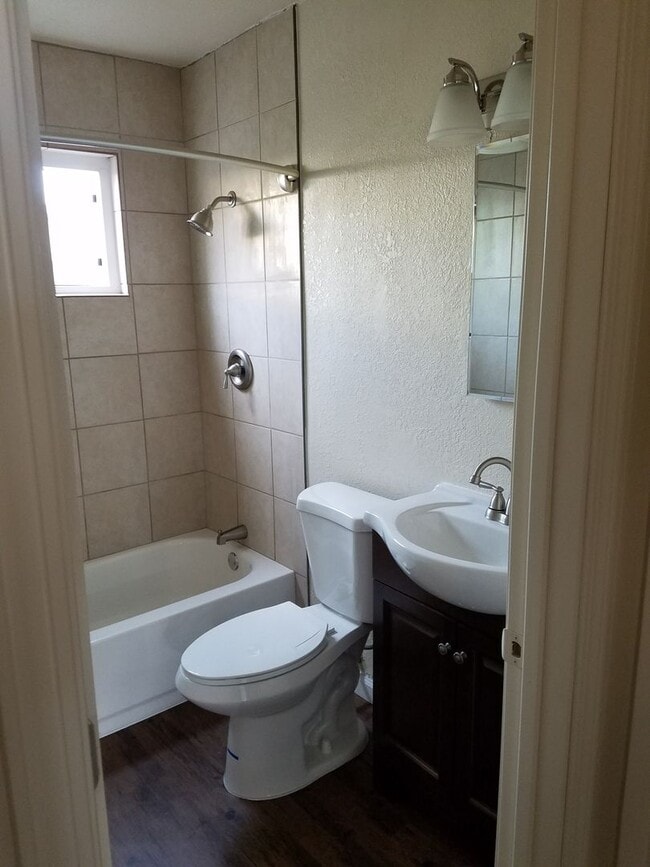 Photo - L150 - Orange Garden Apartments